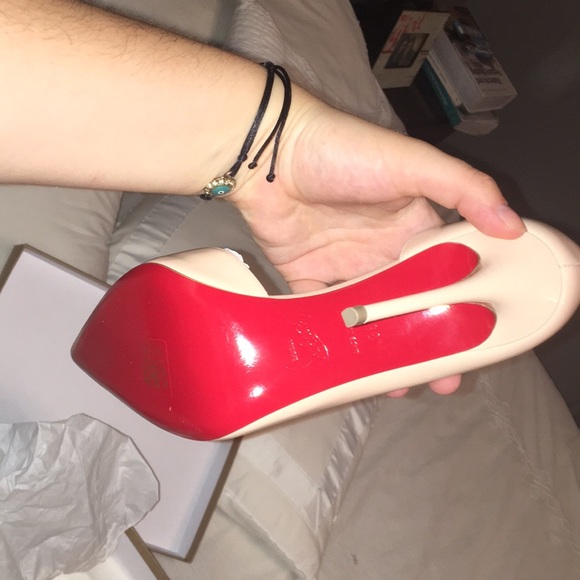 BRAND NEW a Christian Louboutin Light Pink Pumps - Picture 6 of 8